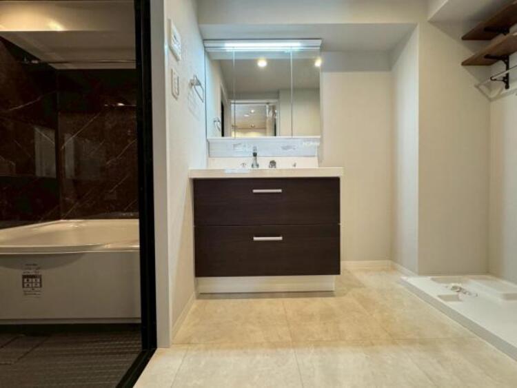 洗面 使用頻度の高い場所だからこそ便利な空間に。多人数での使用も考えた便利な空間です