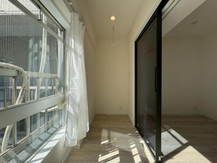 バルコニー 健やかな時間を過ごせるプライベートルームはとても大切です！！インテリアにも合わせやすいカラーリング！それぞれの居室に思い思いのコーディネートをしてより空間を演出することでよりいっそう大事にな空間に！