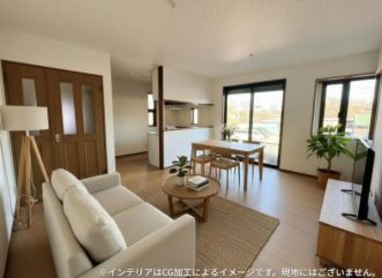 居間 窓面積が広く、明るく開放的なリビングダイニングです！（※インテリアはCG加工によるイメージです。現地にはございません。）