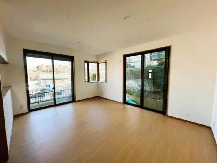 居間 家族団らんのときを優しく包み込む、明るいLDK