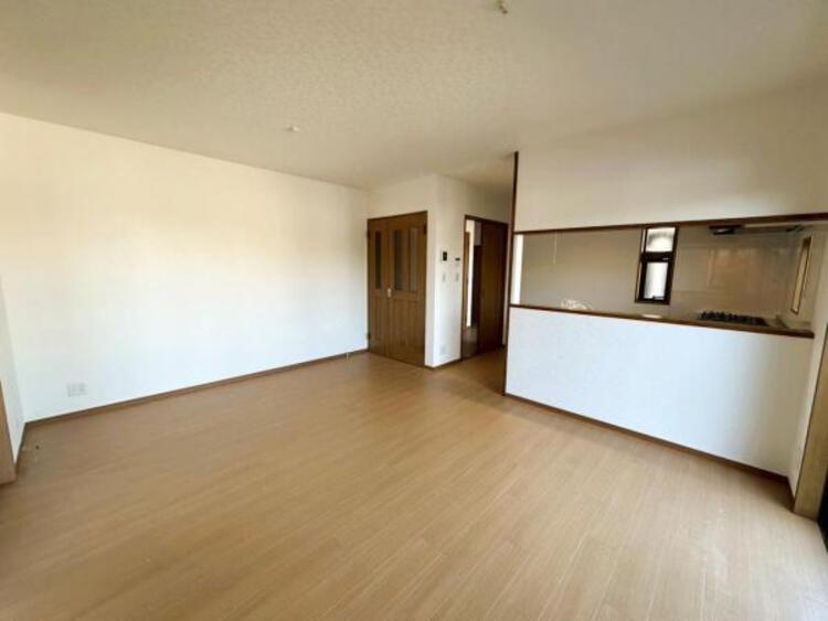 居間 柔らかな木目のフロアがインテリアとマッチし、心地よい空間に 