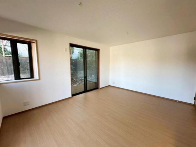 居間 リフォーム済みにつき、心地よく快適な住空間です