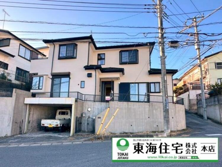 外観 ガレージが愛車を守る、日当たり・風通し良好の角地高台の住まい！