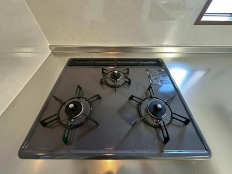 キッチン 毎日の料理に嬉しい3口コンロ。グリルもあり色んなレシピを楽しめそうです。 