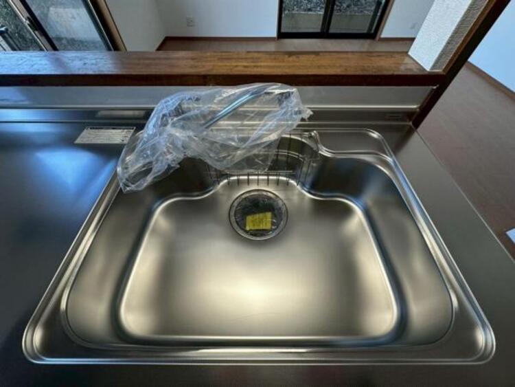 キッチン 鍋や大皿も洗える広々としたシンクです。ステンレスのため耐久性・お手入れしやすさも魅力です 