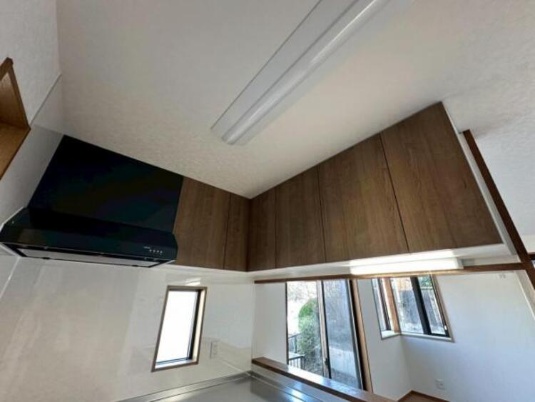 キッチン 使用頻度の低いものや食品ストックは吊戸棚にすっきり収納！ 