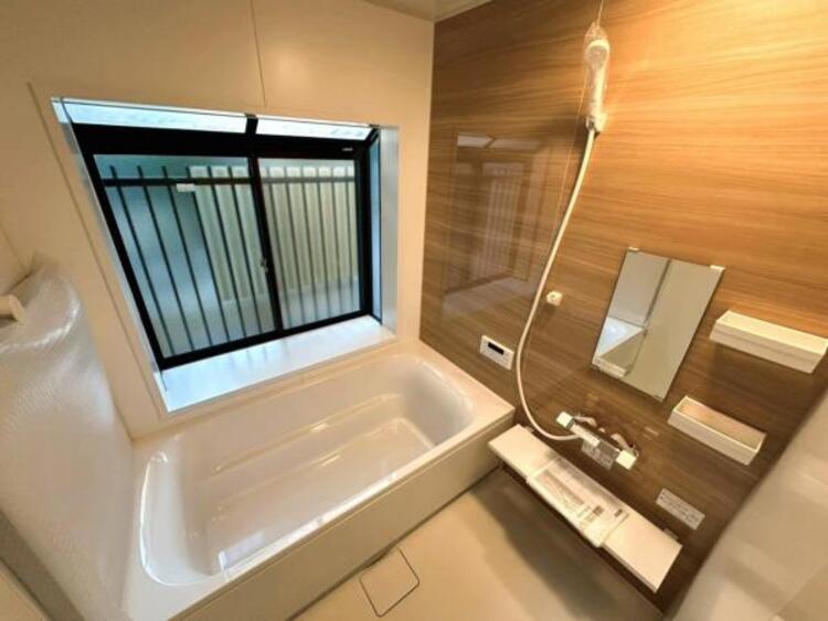 風呂 木目デザインが安らぎを生む、リラックスタイムを送れるバスルーム