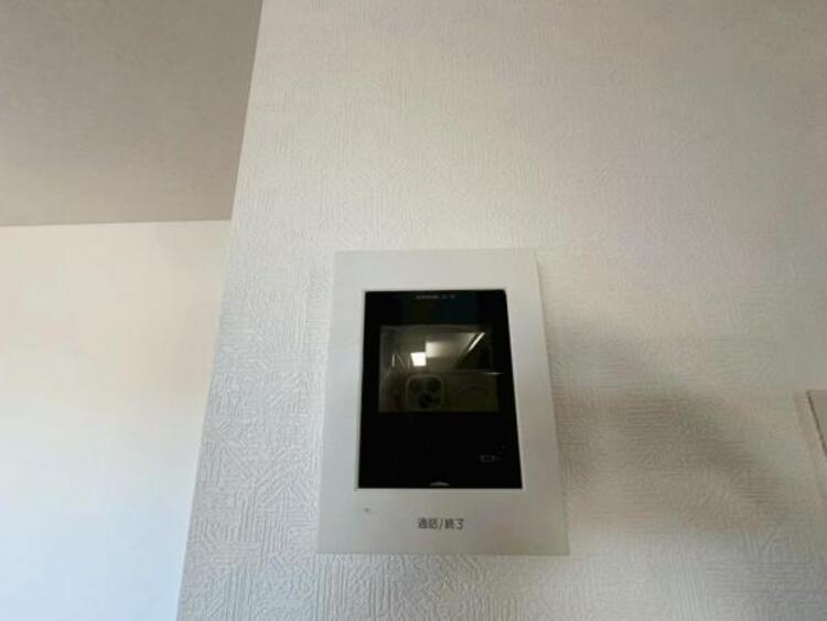 設備 お子様のお留守番時も、鍵の開錠前に確認ができ安心のモニターインターホン。 