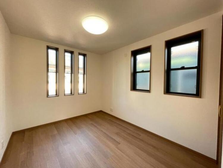 内装 子供部屋にぴったりな洋室。明るい空間で成長を見守ります 