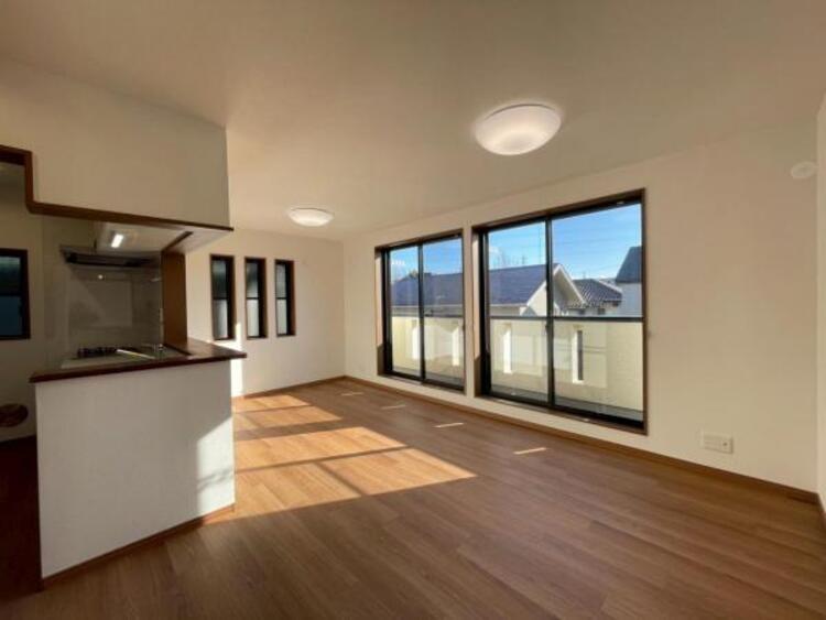 居間 たっぷりの陽光が注がれた明るいリビングは、家族団らんのひと時を包み込みます。 