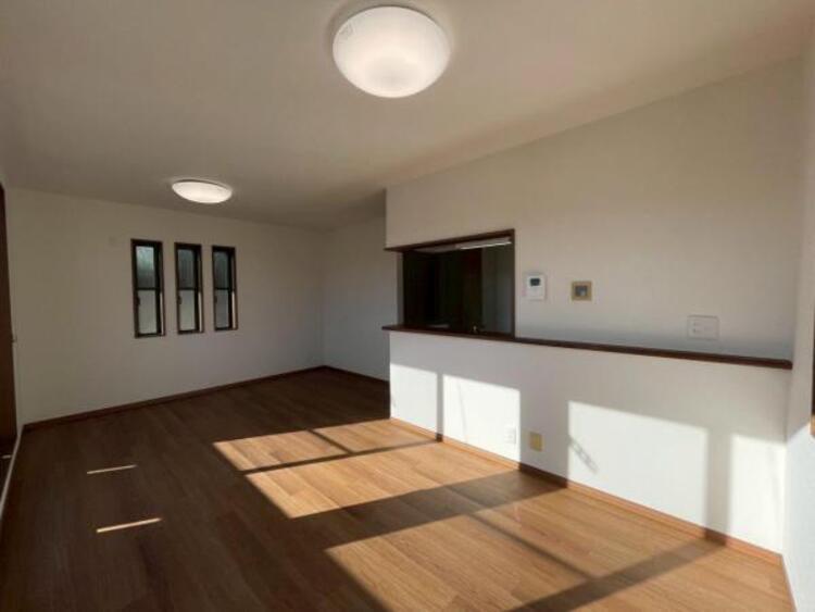 居間 一日の長い時間を過ごす2階LDK。道路からの視線や音が気になりづらく、プライバシーの守られる心地よい空間です。