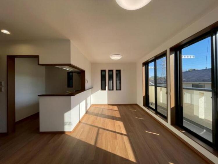 居間 窓面積が広く、陽光の注ぐ明るいLDK。三面採光につき開放的です！