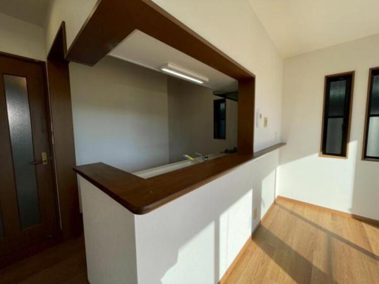 居間 お料理中も会話の弾む対面式のカウンターキッチンです 