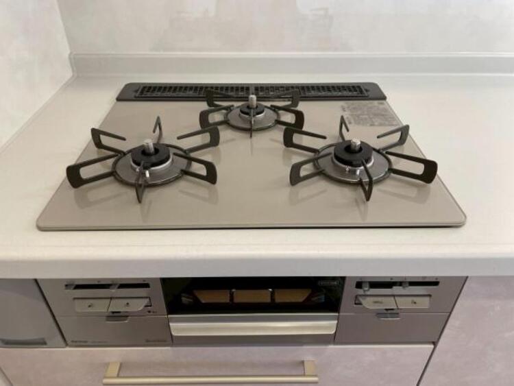 キッチン 3口コンロはお鍋もフライパンも同時に使えるので、料理効率も上がりますね。 