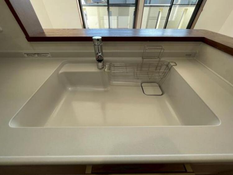 キッチン 鍋や大皿も洗える広々としたシンクです