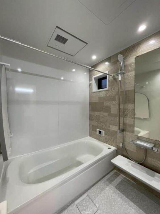 風呂 足を伸ばしてゆったりとくつろげる柔らかな曲線のバスタブが、日々の疲れを癒します 