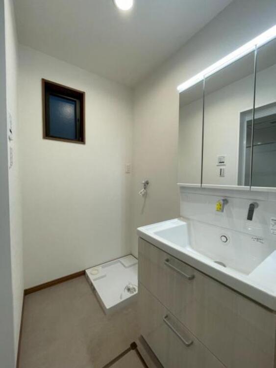 洗面 耐水性が高くお掃除が快適なクッションフロア採用の洗面室です 