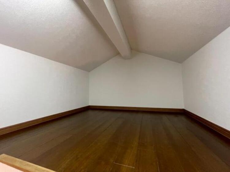 収納 シーズンオフのアイテムをすっきりと収納できる小屋裏収納 