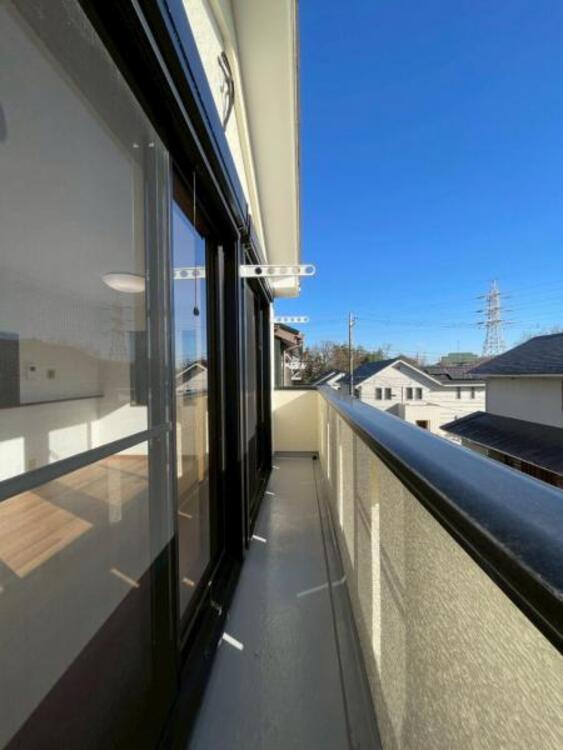 バルコニー 南向きの明るいバルコニーは陽当たり良好で洗濯物が良く乾きます 