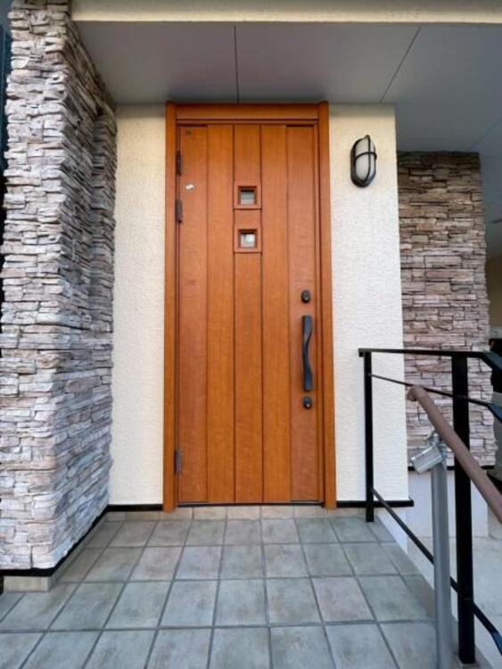 その他 ダブルロックのディンプルキー採用玄関ドアで防犯面も安心です。