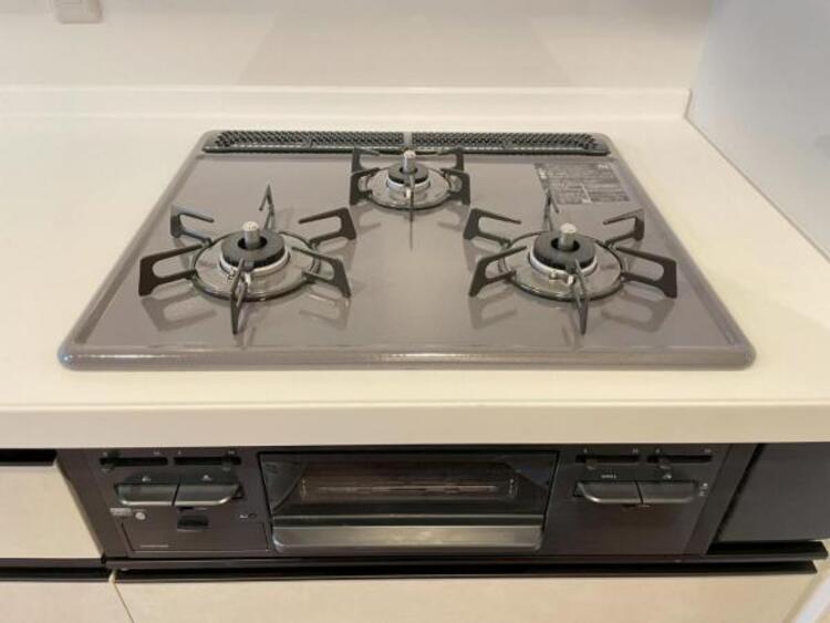 キッチン 毎日の料理に嬉しい3口コンロ。グリルもあり色んなレシピを楽しめそうです。 