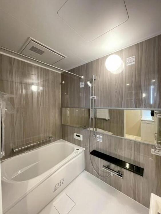 風呂 浴室乾燥機付きのバスルーム。足を伸ばしてリラックスができる安らぎの空間です 