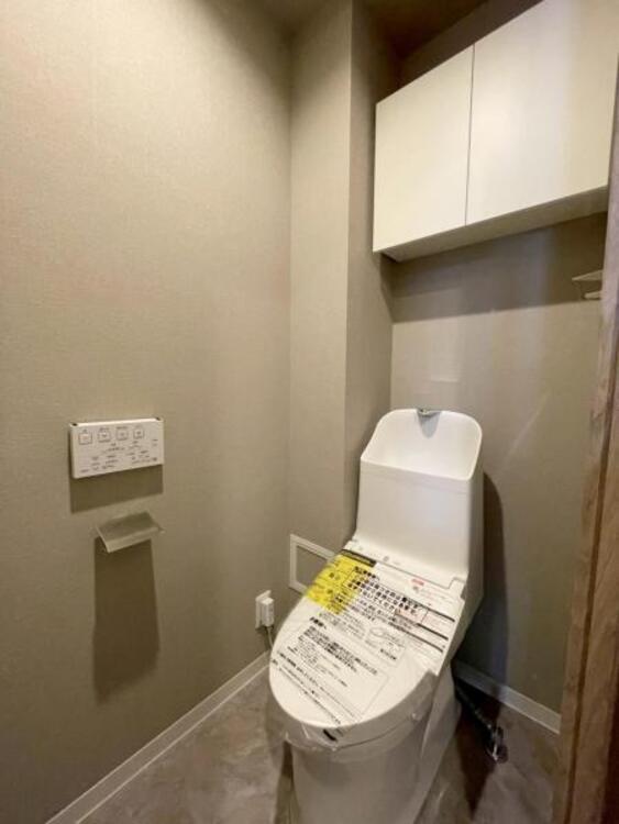 トイレ 明るく清潔感のある節水型ウォシュレットトイレです 