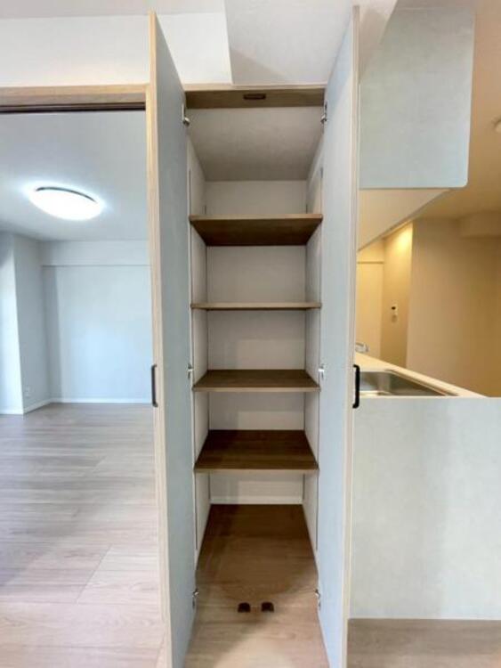 収納 可動棚式のリビング収納には、小物もすっきりと収まります。