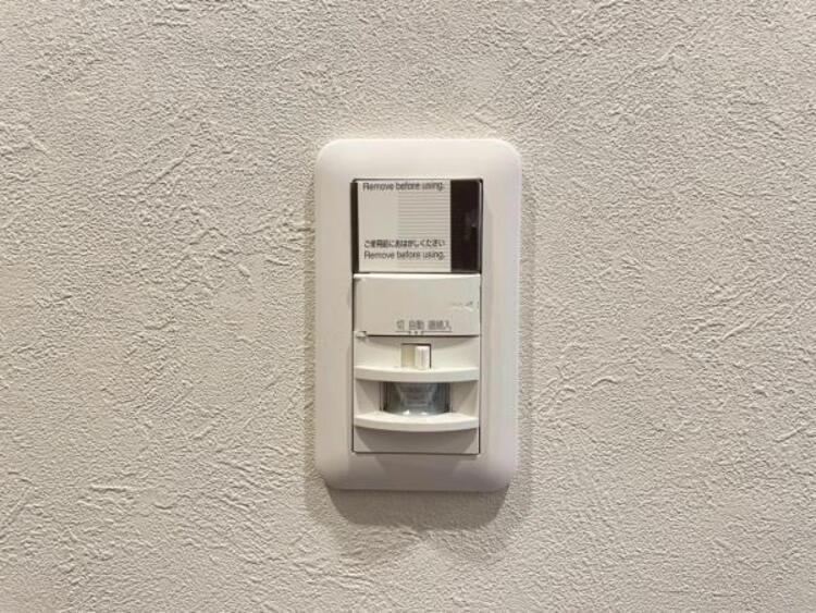 設備 玄関は、人感センサーライトが自動点灯でお出迎え。お出かけ時の消し忘れも防げます。 