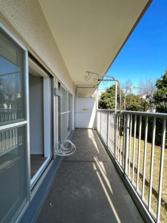 バルコニー 2部屋に面したワイドバルコニーは陽当たり良好で洗濯物が良く乾きます 