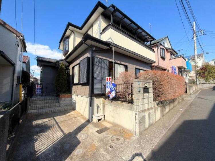 駐車場 ●〇深く豊かな緑と爽快な青い空を感じる、まるで杜の中に暮らすような心地よさを存分に堪能いただける邸宅です。最高グレードの設備仕様を標準装備したデザイナーズ住宅が便利で快適な新生活をお届けいたします〇●