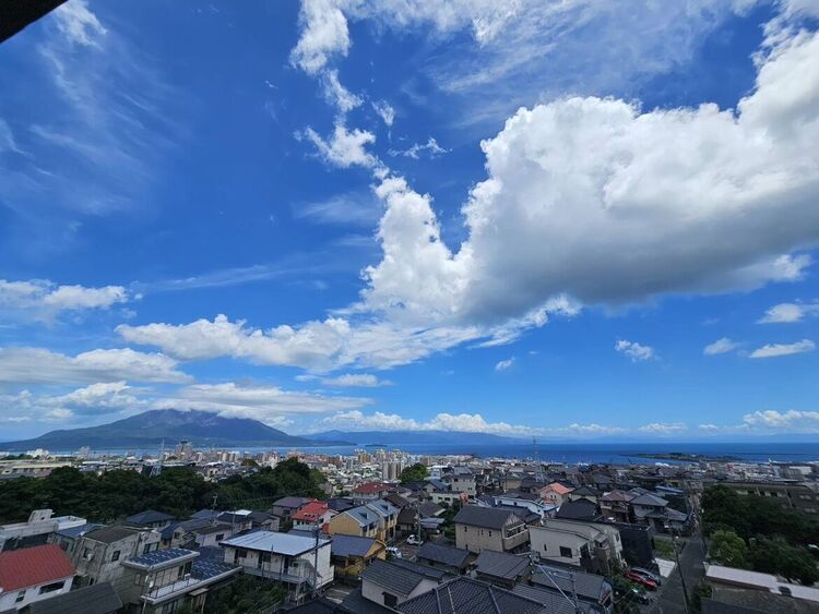 周辺 バルコニーからの眺望です。市街地と桜島を一望できます♪