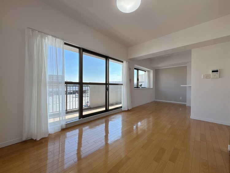 居間 飾り過ぎないシンプルな内装と偏り過ぎないデザインで統一しました。