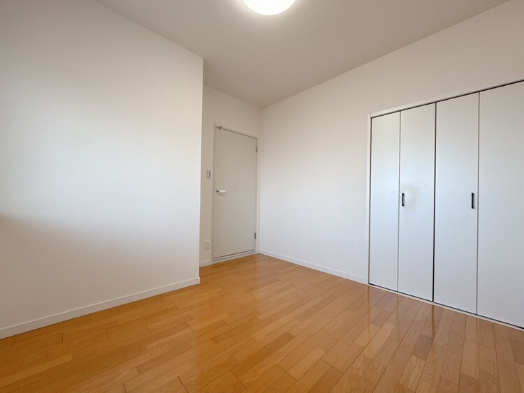 寝室 ベッドも十分に設置するスペースがあります。