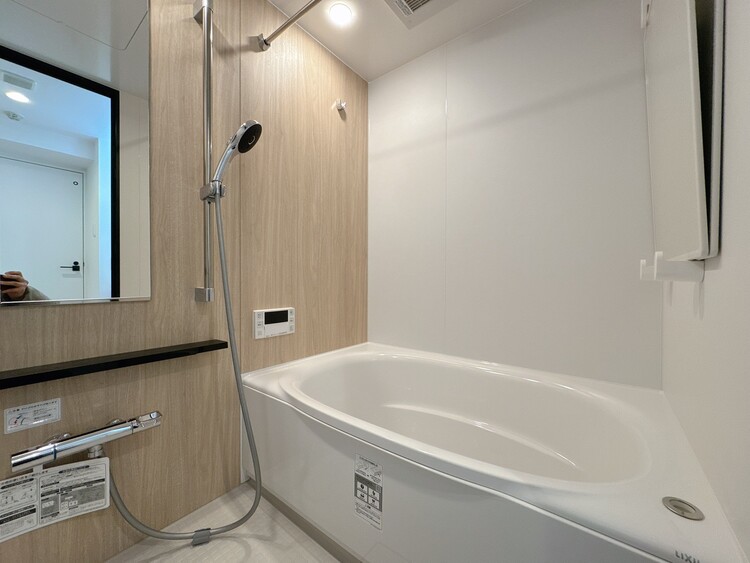 風呂 一日の疲れを癒すバスルームは、心地よいリラックスを叶える清潔感溢れる空間です。