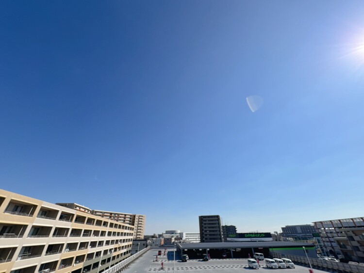 バルコニー 窓を開けると広がる青空。心をリフレッシュして日々を過ごしていきましょう。