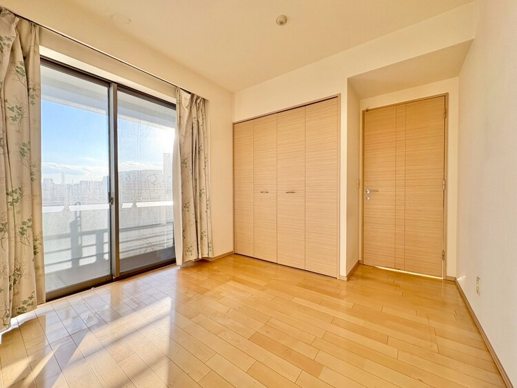 寝室 ベッドも十分に設置するスペースがあります。