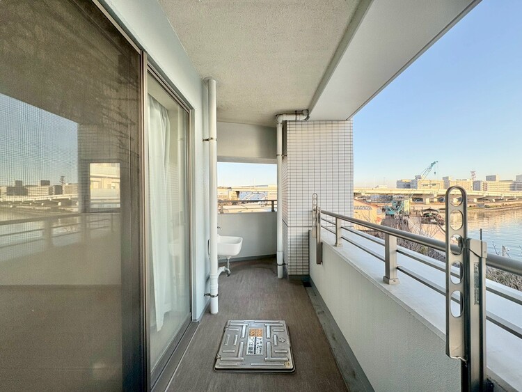 バルコニー 暮らしの中で、光と風を演出してくれるバルコニー。