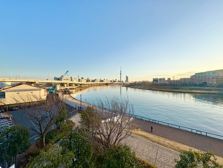 バルコニー 窓を開けると広がる青空。心をリフレッシュして日々を過ごしていきましょう。