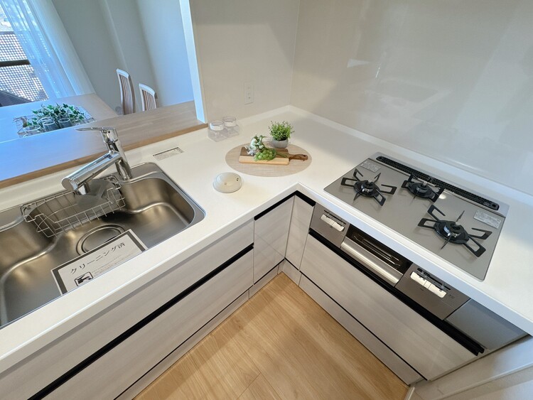 キッチン スマートな意匠と充実の機能を備えたキッチンが、暮らしにおいしい彩りを添えます。