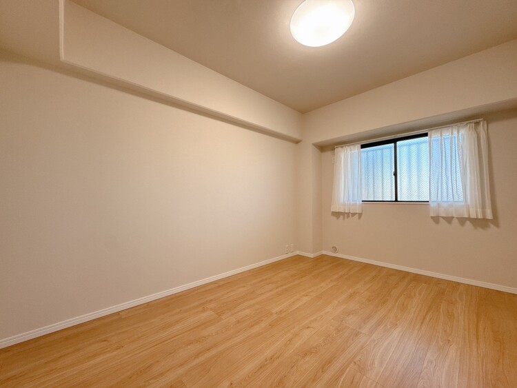 寝室 ベッドも十分に設置するスペースがあります。