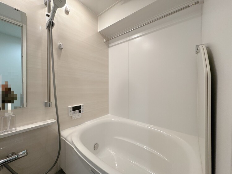 風呂 一日の疲れを癒すバスルームは、心地よいリラックスを叶える清潔感溢れる空間です。