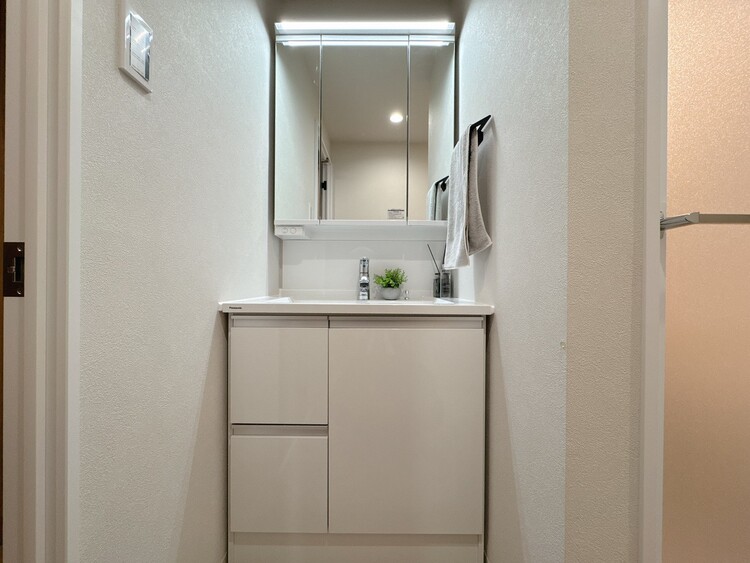 洗面 何かと物が増える場所だからこそ、スッキリと見映えの良い空間に。