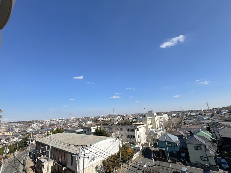 バルコニー 窓を開けると広がる青空。心をリフレッシュして日々を過ごしていきましょう。