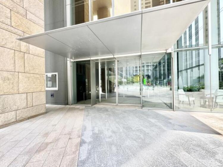 エントランス エントランスは、まさに顔となる場所。シンプルながらも格調高い雰囲気を漂わせています。