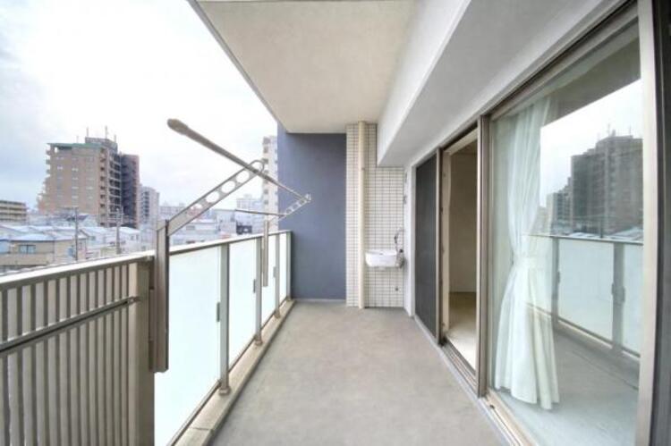 バルコニー 心地よい風や陽光を楽しめるスロップシンク付きバルコニー。（CG加工済み）