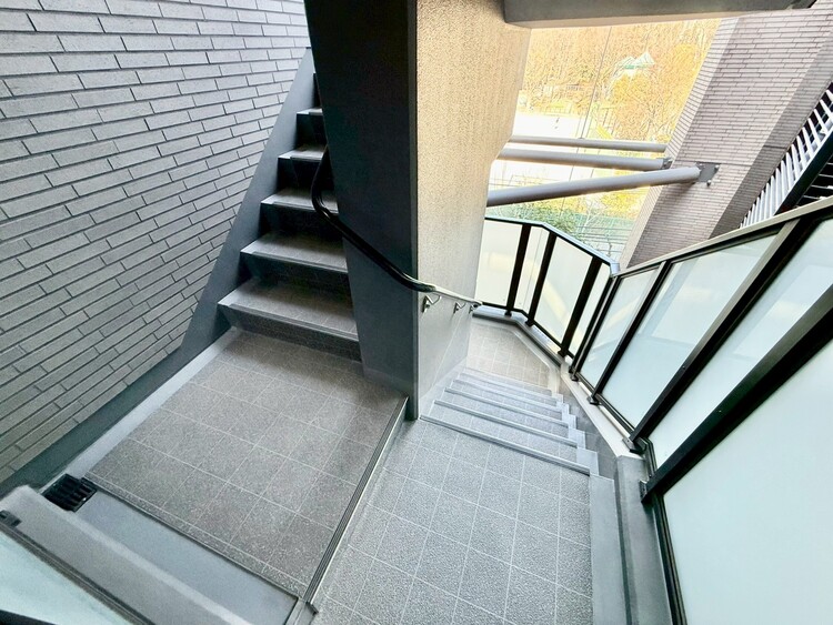 その他 共用部の階段です。明るく清潔に管理されています。