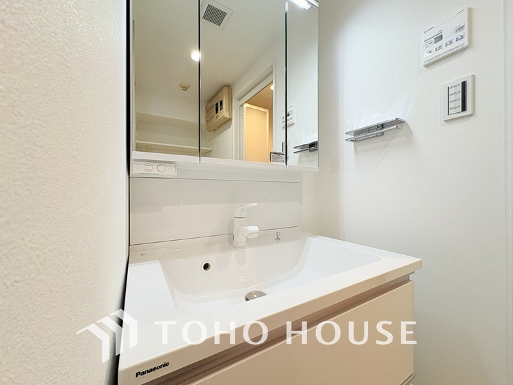 洗面 新規設置の洗面化粧台。収納豊富で使い勝手の良い3面鏡です