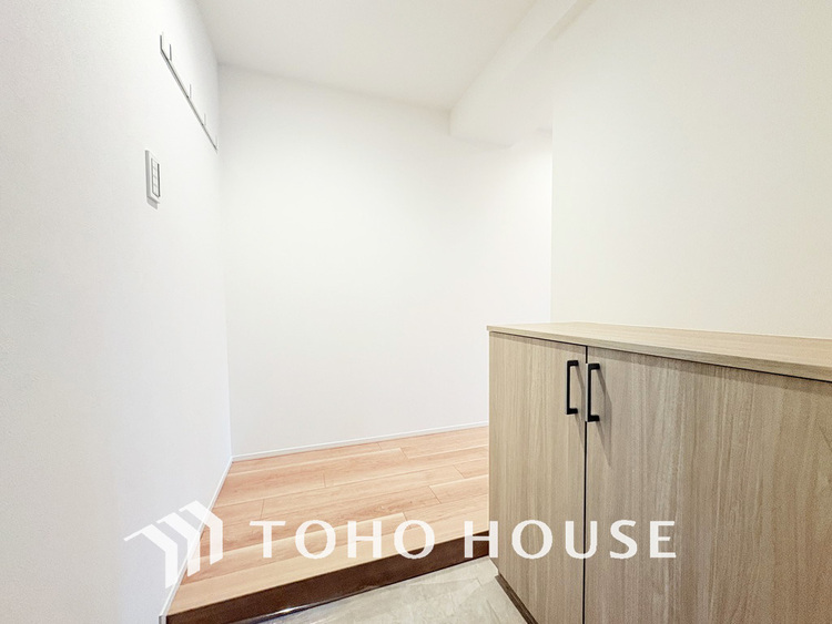 玄関 飾り過ぎないシンプルな内装の玄関