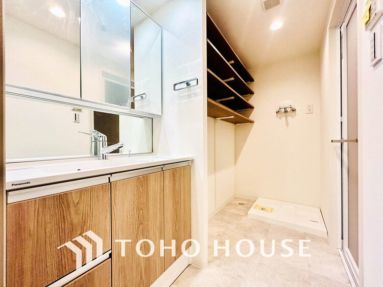 洗面 白を基調とした清潔感のある洗面室で朝の身支度を